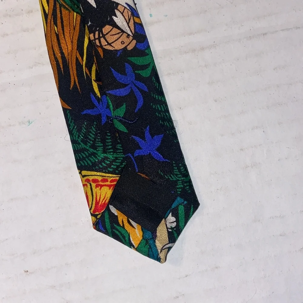 Vintage Warner Brothers 1993 Taz, Bugs Bunny, Sylvester and Tweetie necktie